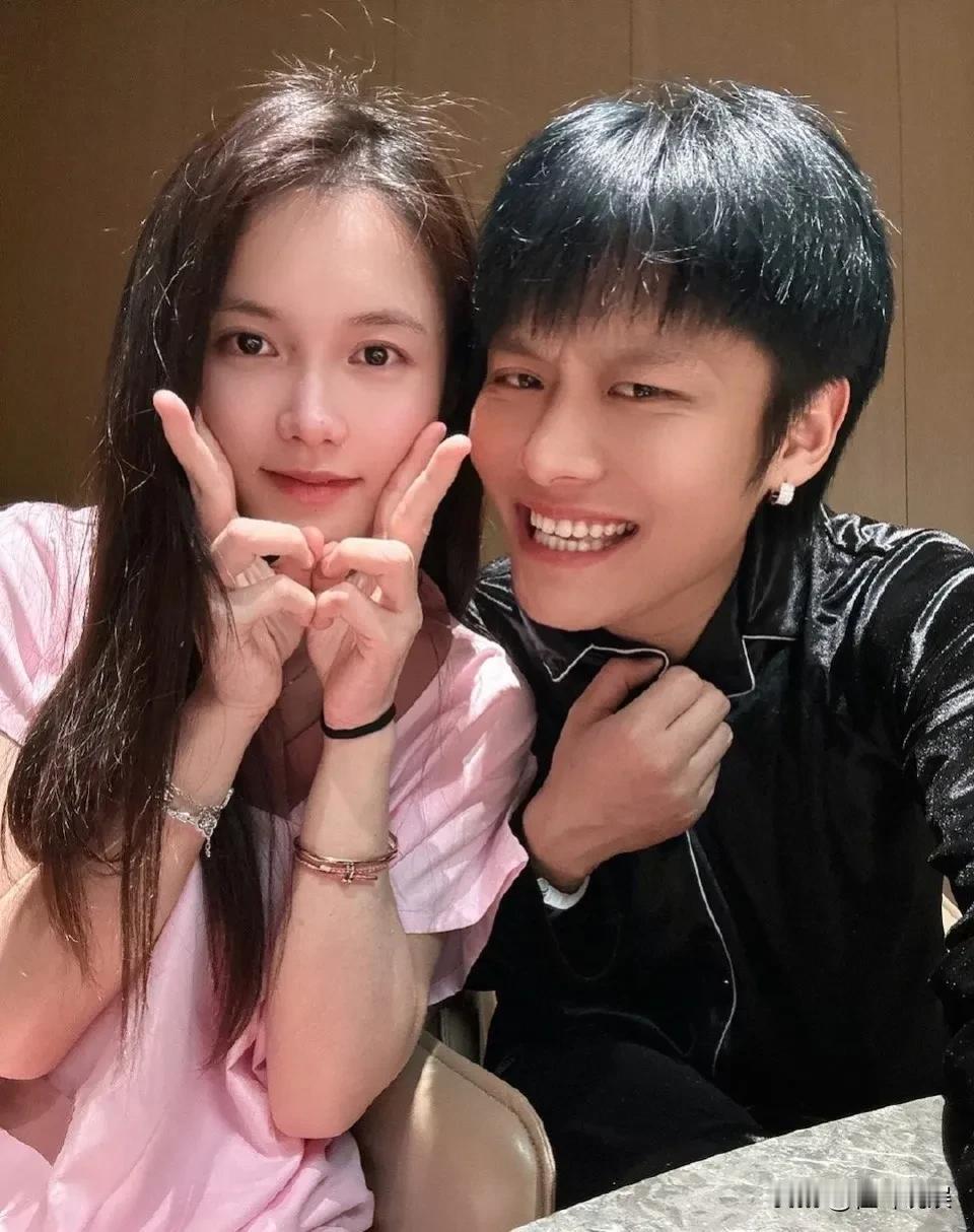 #小杨哥和小杨嫂的爱情# 
纯爱不影响出轨！爱不会消失但会转移
