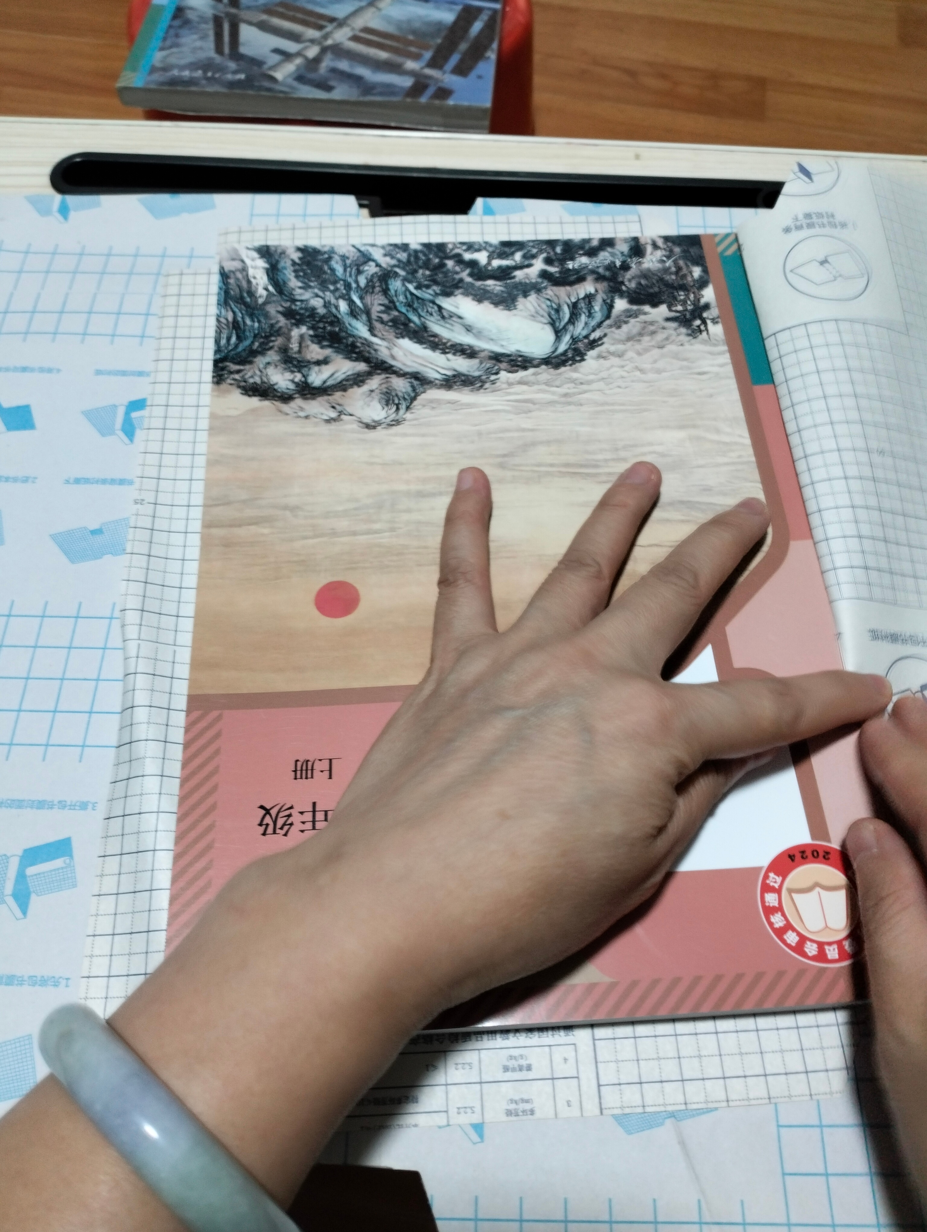 小朋友今晚8点47分才走出校门，到家已经九点了。想到他清晨六点就要早起上学，实在