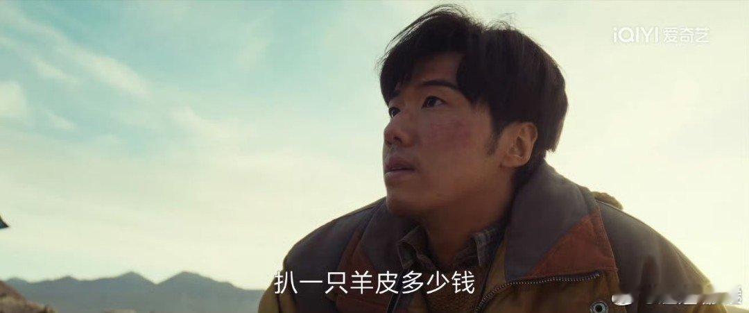 这红脸蛋居然是张哲华在央视舞台，于洋竟逛出小区散步的悠然，这松弛感独一无二。仿佛