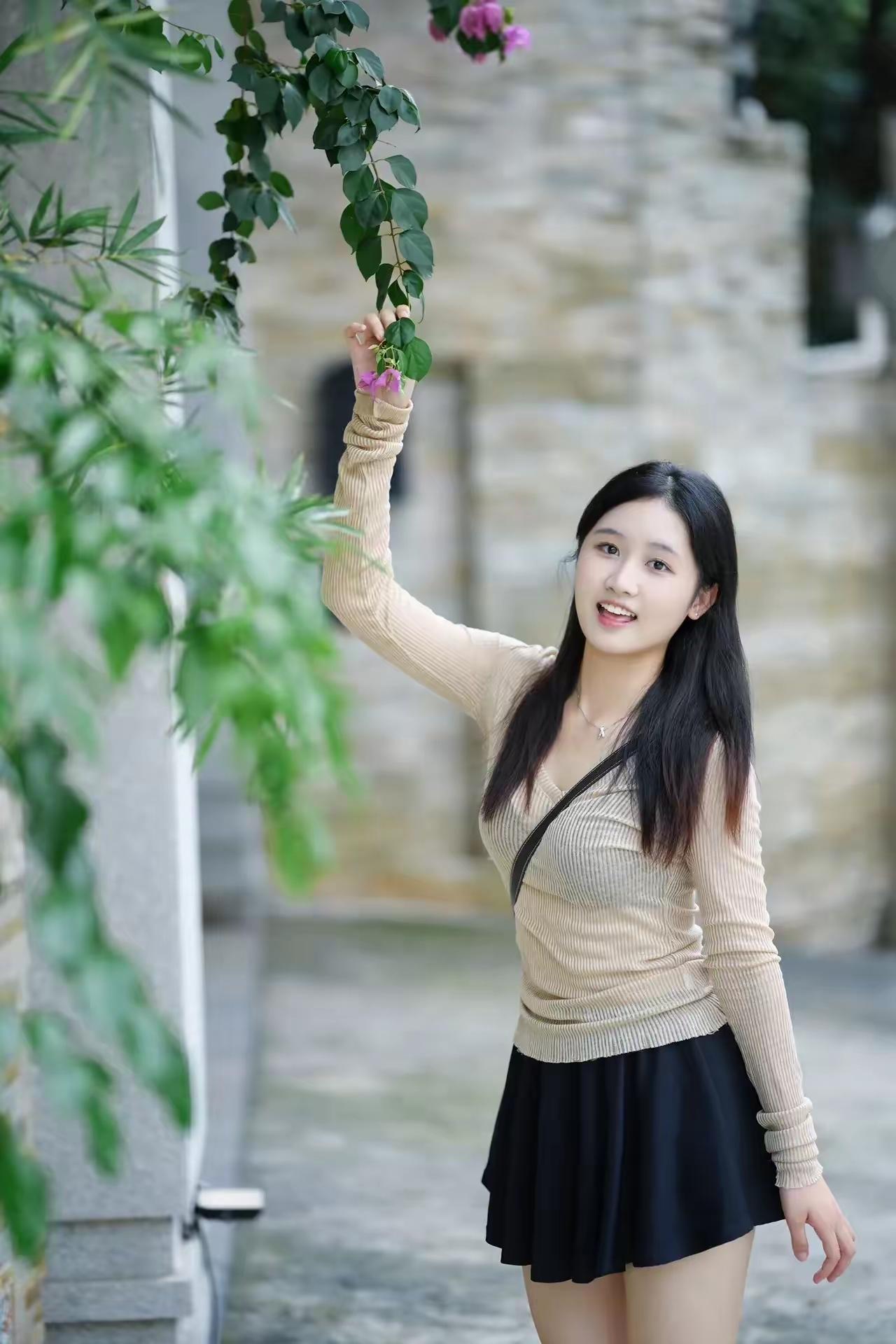 少女与绿植的清新邂逅🌿🌸