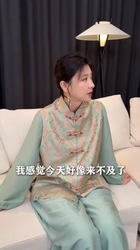 眉姐姐终于用AI穿对衣服了 斓曦用色轮打开春季衣橱，多色系穿搭美得优雅大方。日常
