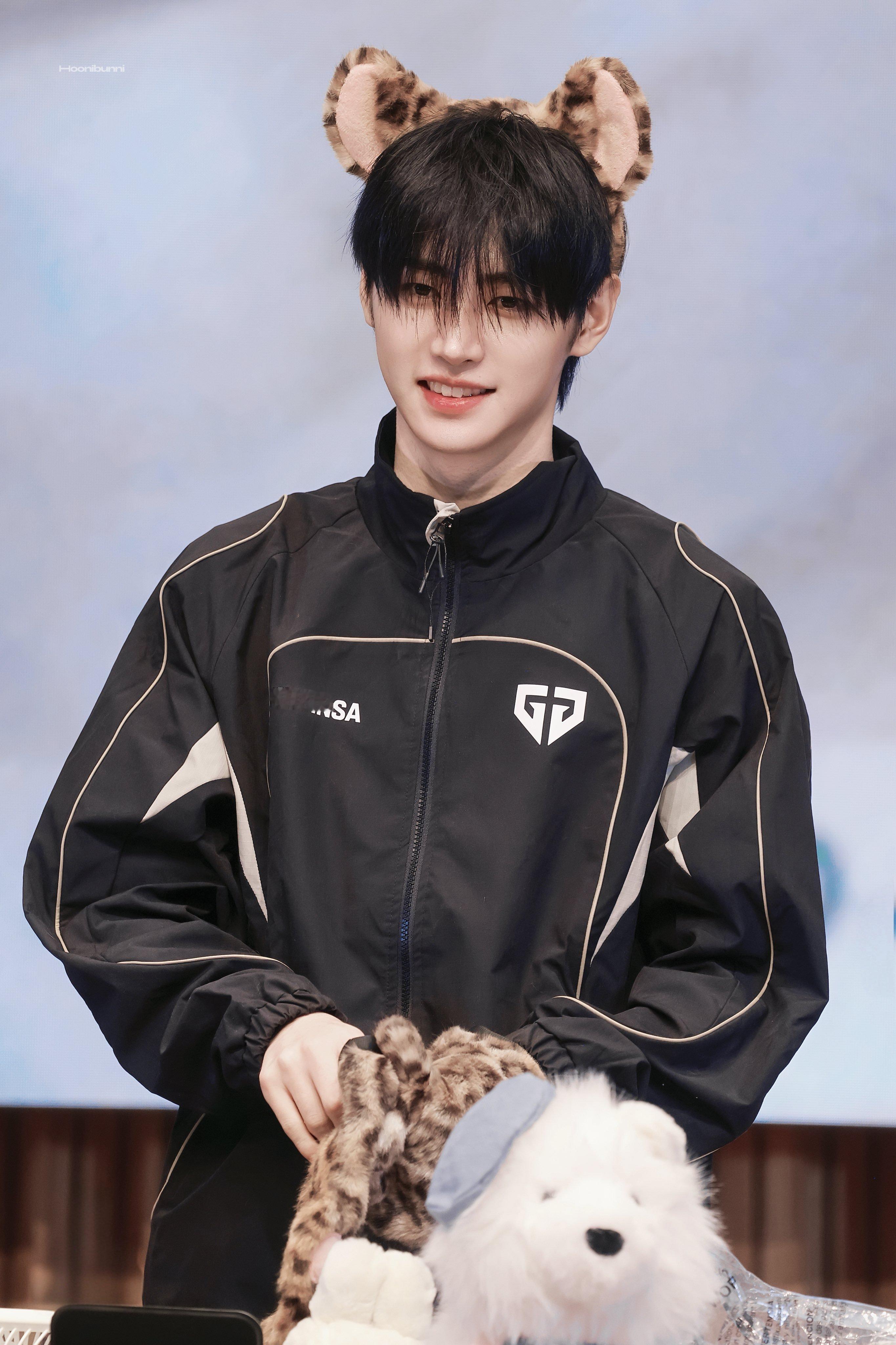 朴成训[超话]  260829 AM线下签售训酱穿这个队服好帅哇！！！🖤/Ho