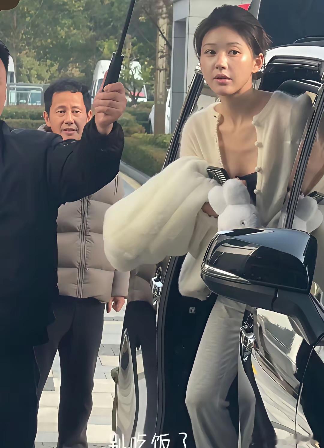 和爸爸长得一摸一样，不知道那些说整容的怎么想的 ​​​