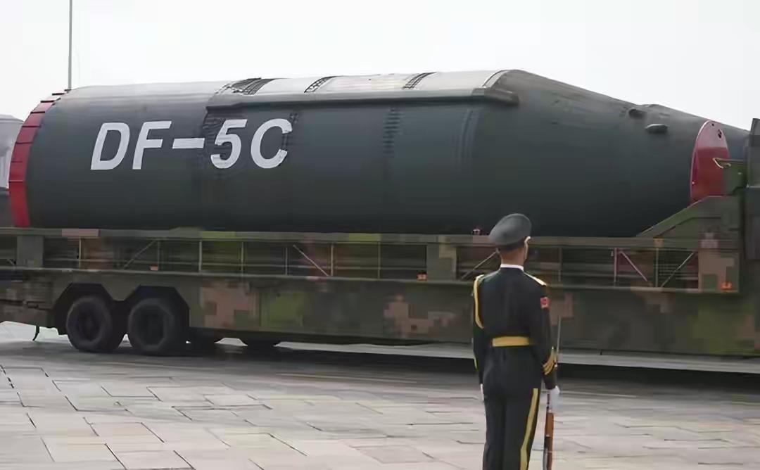 美媒评论东风5C：恐怖；如果丢一枚到美国，会造成怎样的景象

东风-5C若携带1
