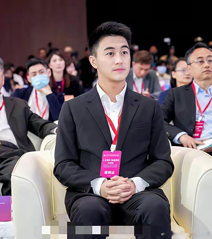 我总觉得何猷君后悔了不是因为后悔发文澄清绯闻也不是后悔和奚梦瑶结婚，而是后悔他把
