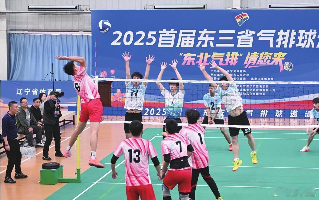 中国女排辽宁女排首届东北三省气排球邀请赛火热开赛 在飒爽的晚秋时节，一场集竞技性