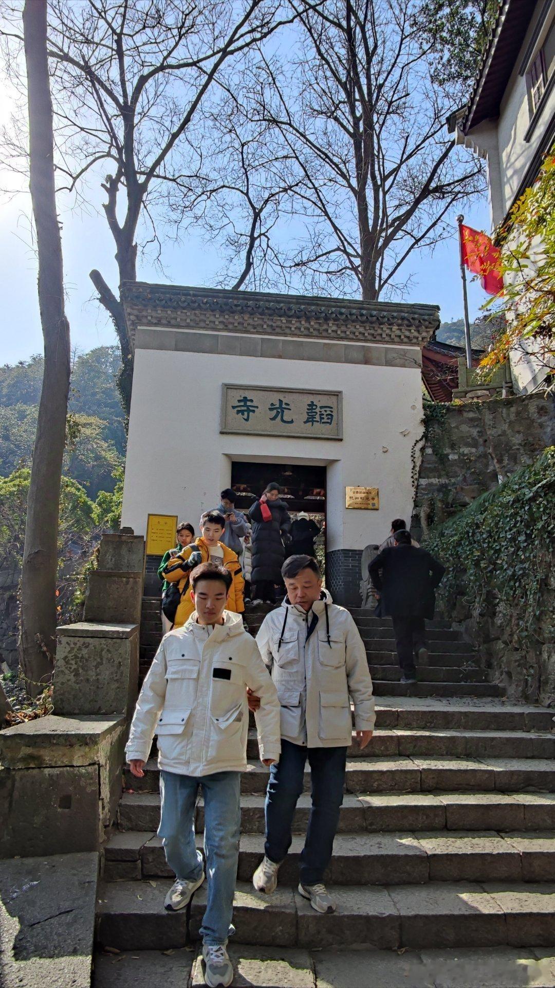 网友投稿：杭州探梅之韬光寺：在永福禅寺边上，但韬光养晦更高更隐秘，规模不大，边门