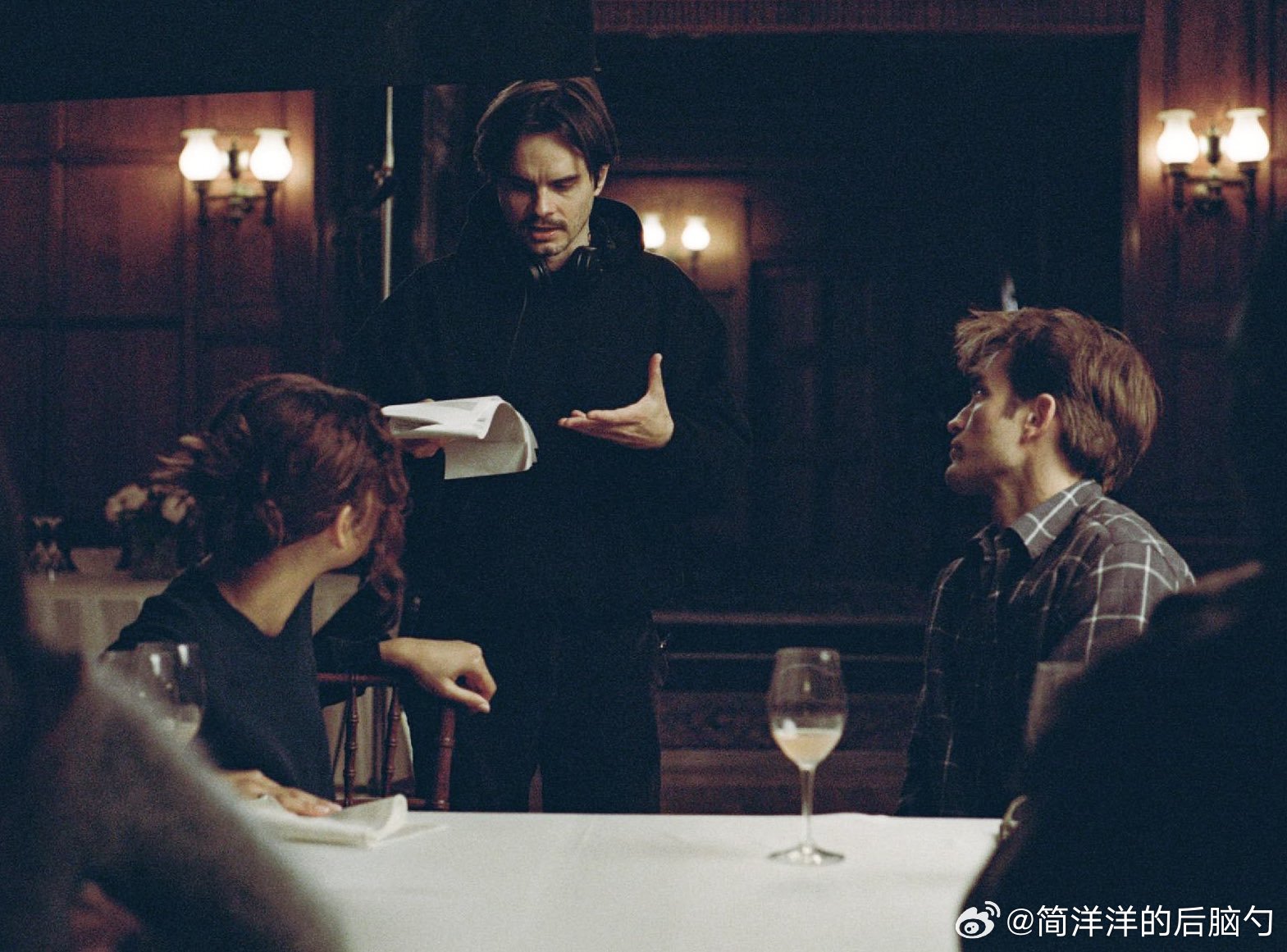 一张《爱情抓马》赞达亚和罗帕的剧照，以及这张剧照的花絮照春节档马上有戏