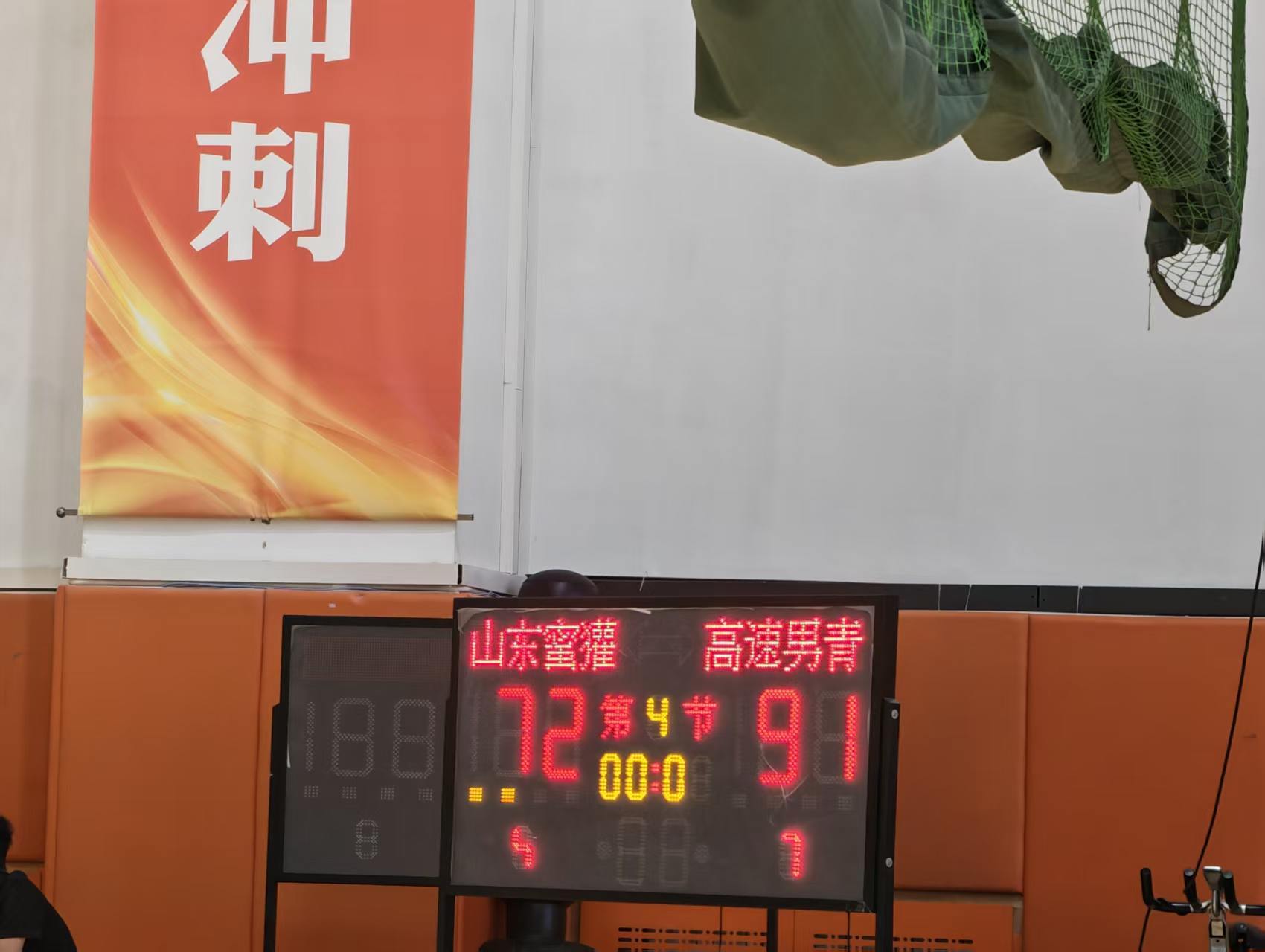 山东高速男篮青年队今天下午和山东蜜獾篮球队进行了一场热身赛，王汝恒和李敬宇各自成