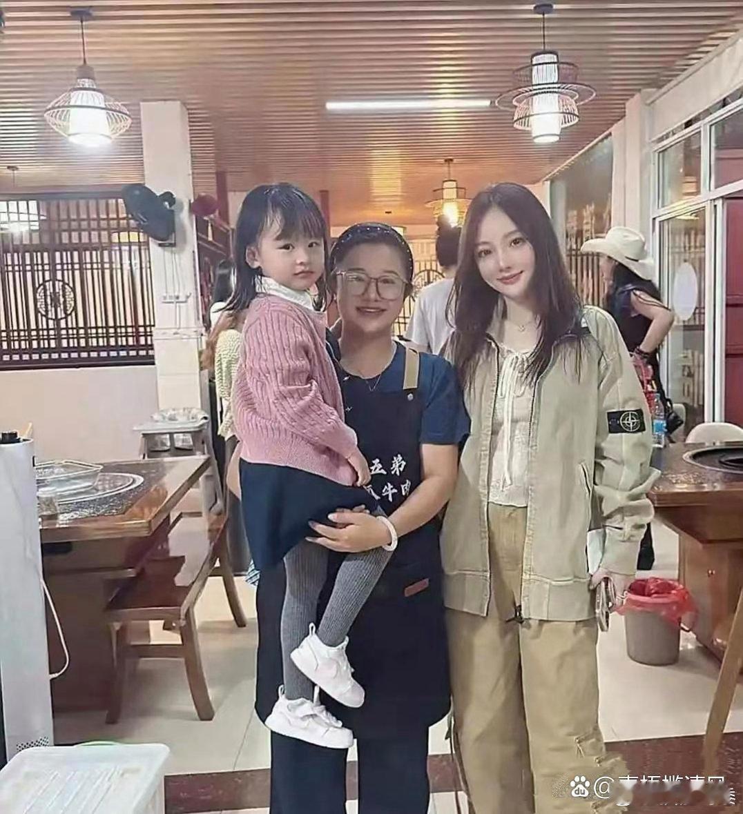 44岁李小璐在云南餐馆被偶遇，看着可年轻了，皮肤老好了，身材苗条，少女感爆棚。 