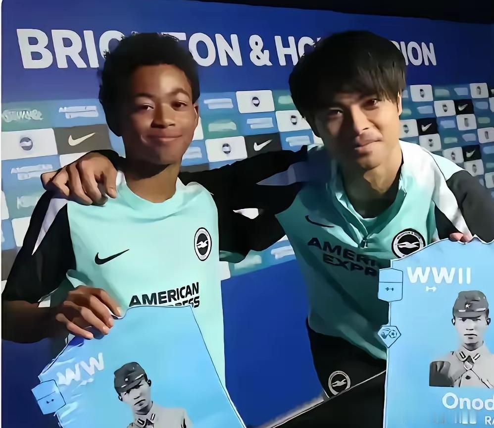 日本正在服役的两名球员，在日本国内的社交平台上举起了二战老兵小野田宽郎的照片，还