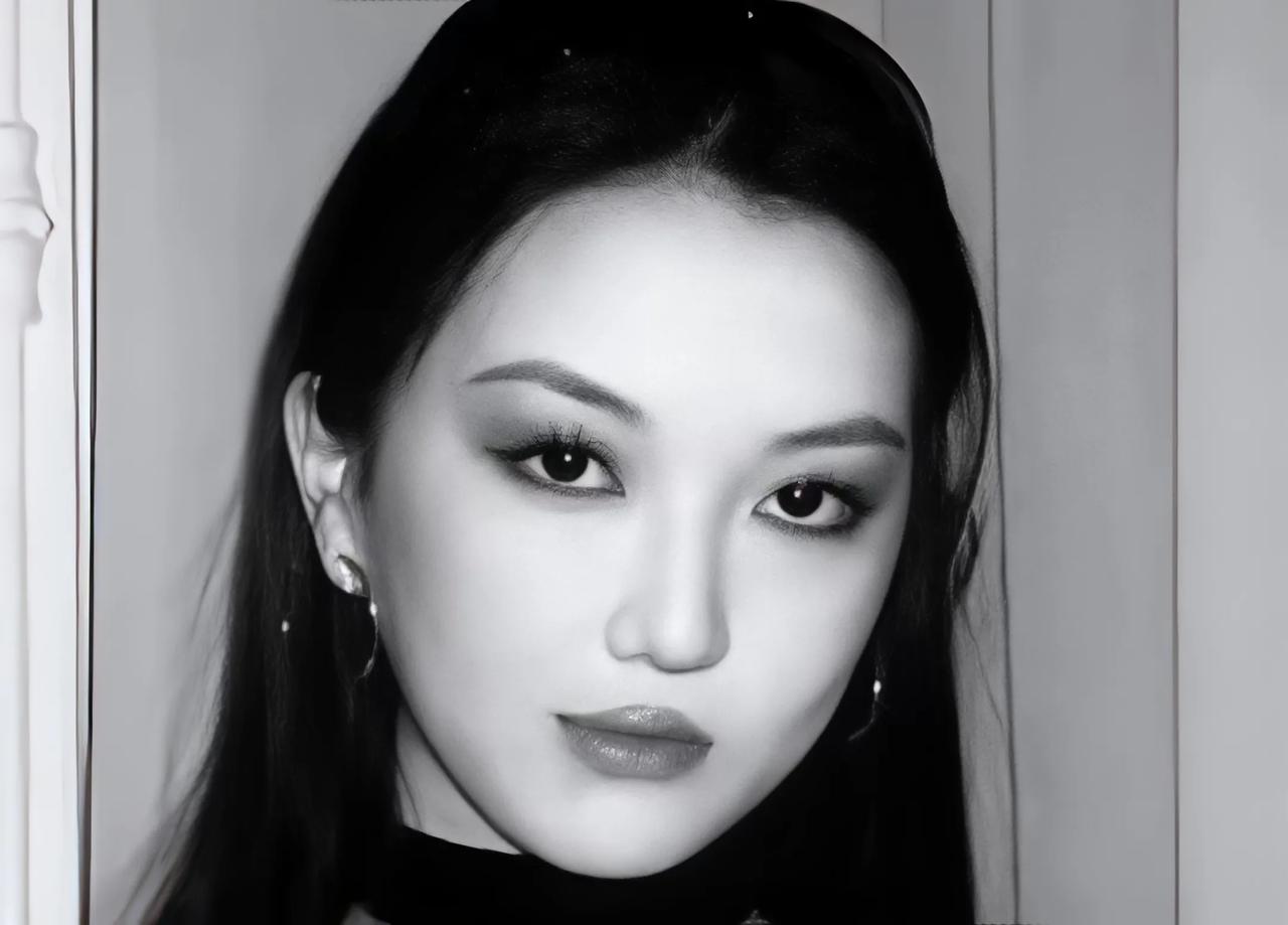 看这位18岁的少女，她叫李嫣，长相酷似小版李亚鹏，但气质却如同妈妈王菲一般独特迷