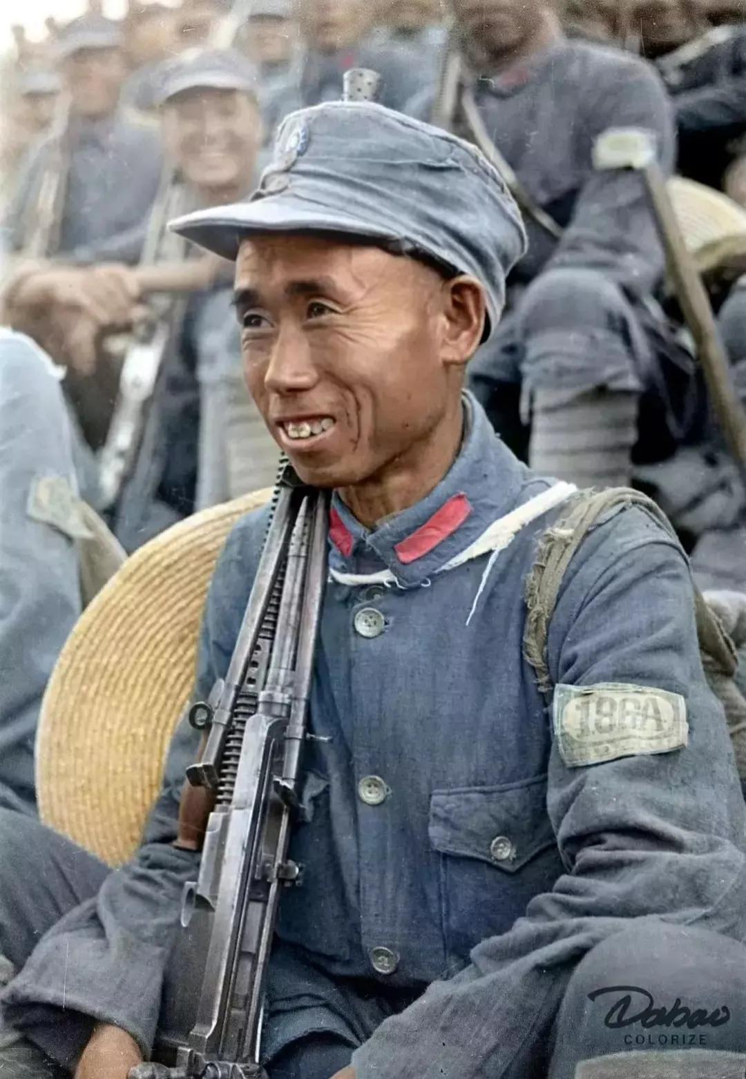 《泰晤士报》摄影记者哈里森·福尔曼1944年在延安拍摄的八路军战士，他手持的是捷