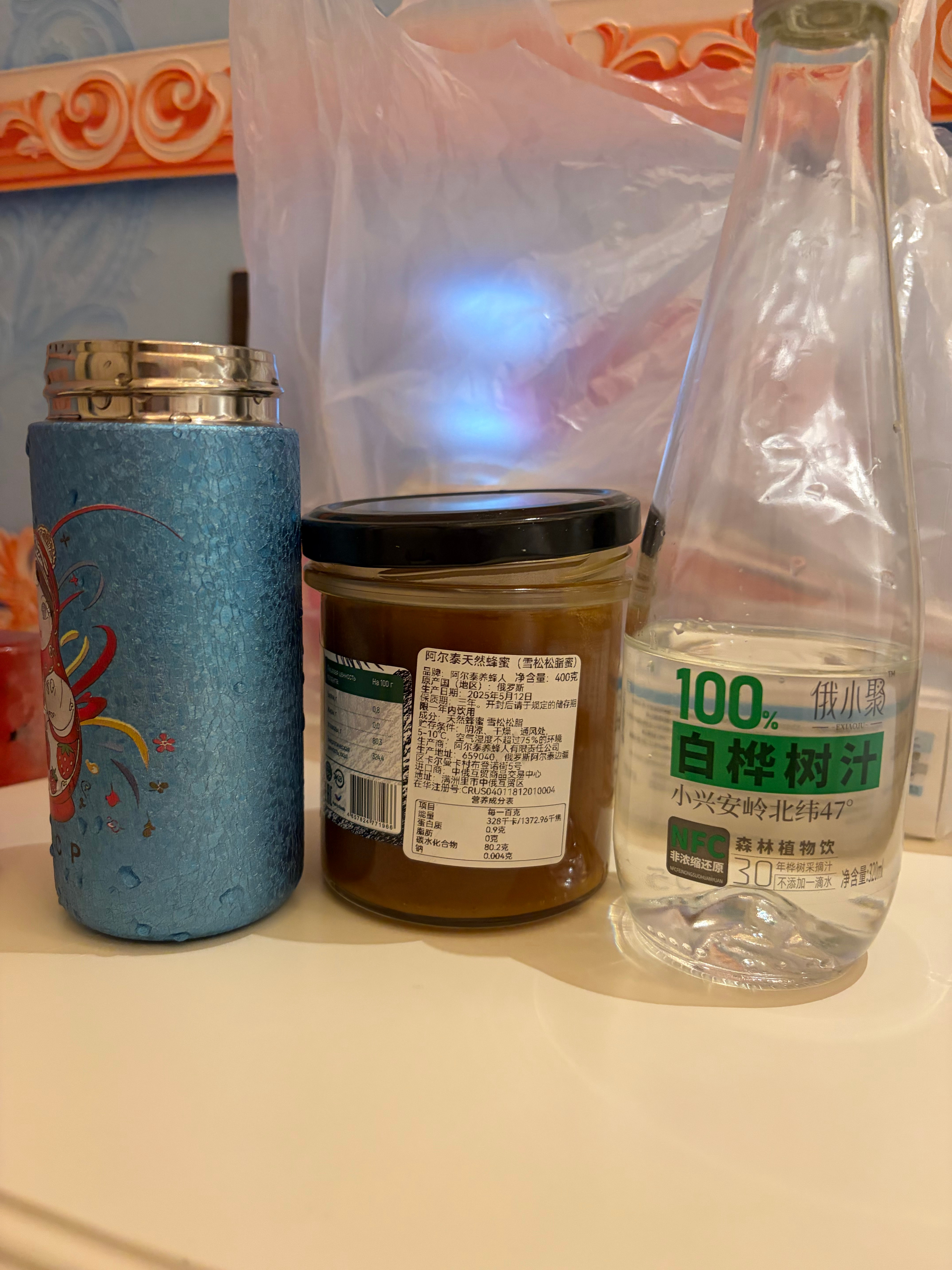调了杯伏特加，太心碎了，我需要酒精冷静这酒店好土啊，没图片好看还好很大，两个房间