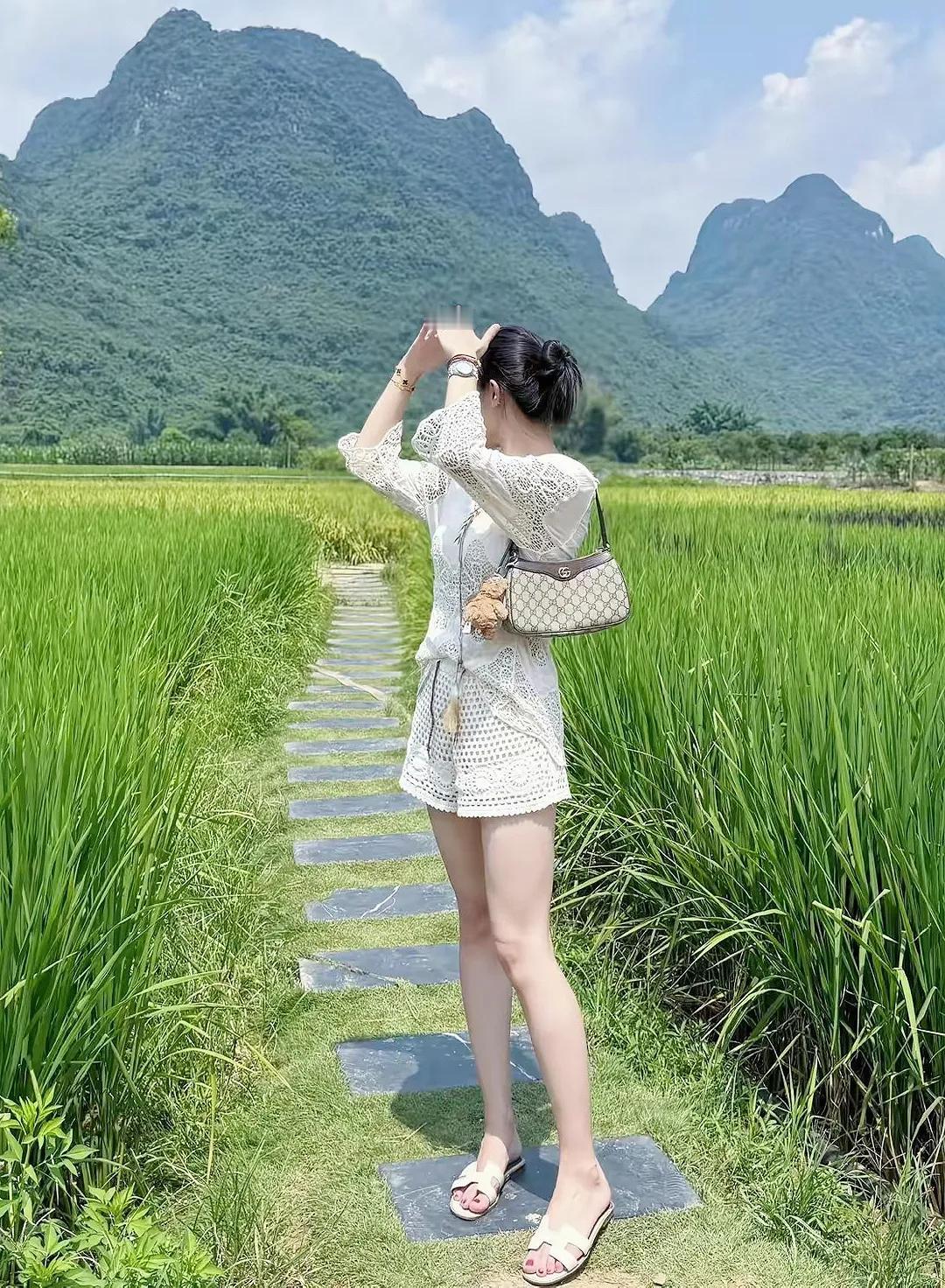 上联：临水观云，木上闲身消俗虑
下联：依林赏翠，风前素影伴清欢
对联 对对联飞花