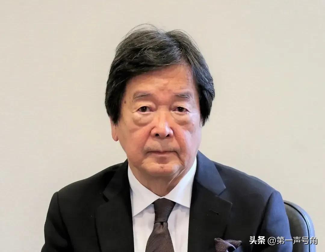 前日本外务省外务审议官田中均今天（3月29日）发文写道：“自卫队军官携带刀具进入