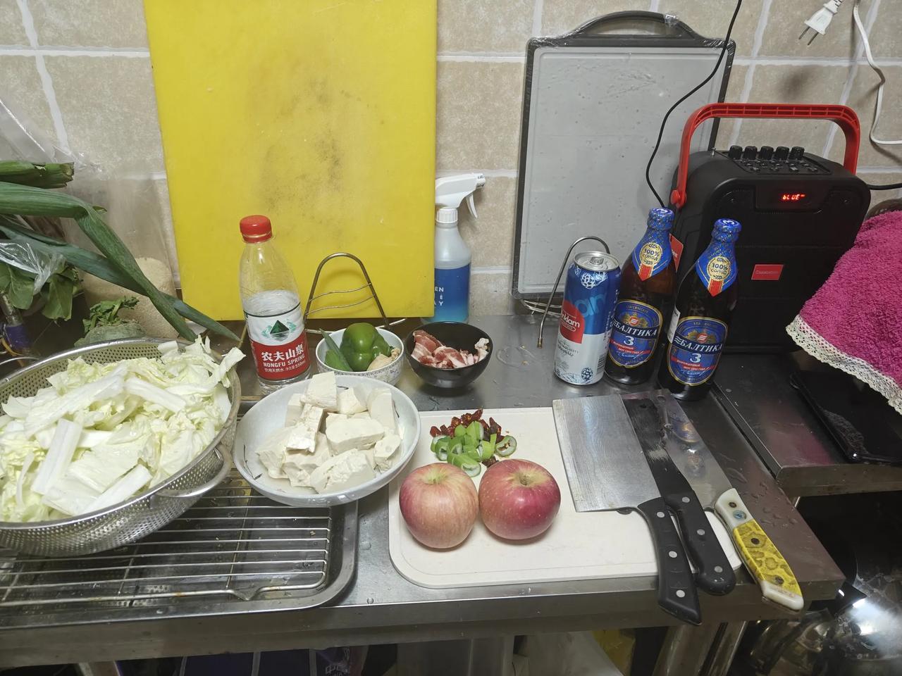 在大连两天吃了三餐日料，两餐柏威年大厦五楼的“杭小点”。我昨天百度了一下柏威年，