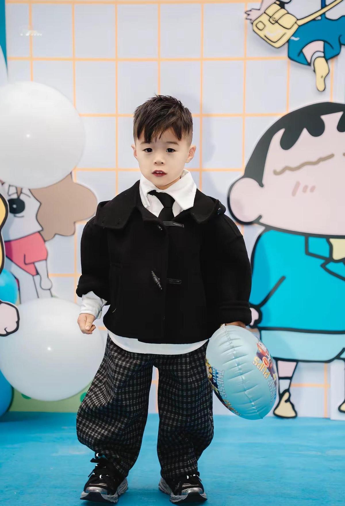 三岁的小手捏着蛋糕，笑得眼睛没缝。
爸妈拍得比谁都勤，朋友圈刷了三遍。
亲戚夸娃