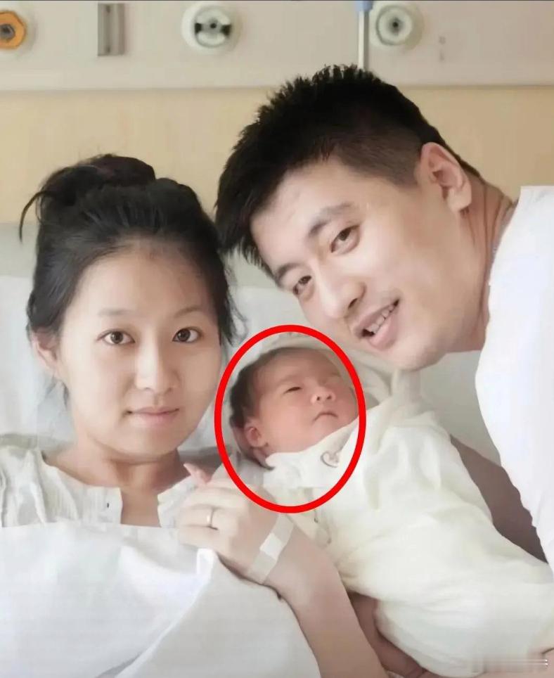 张雪峰说我老婆比我小7岁，结婚的时候去老丈人家，看到老婆小学毕业照，想到她小学毕