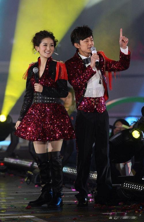5月5日，谢娜成都个人演唱会温情开演。此前因工作无法到场的何炅突然惊喜空降，悄悄