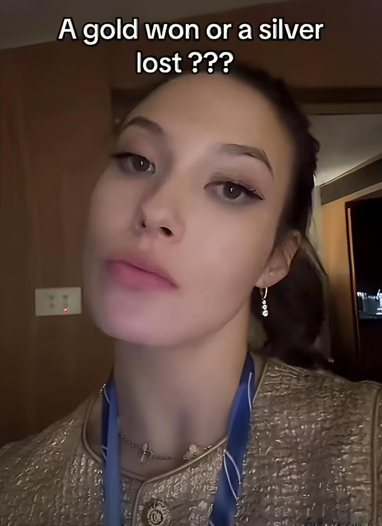 金牌到手，

奶奶走了，

她发了条视频。

视频里她说“我来了，我看见了，我征