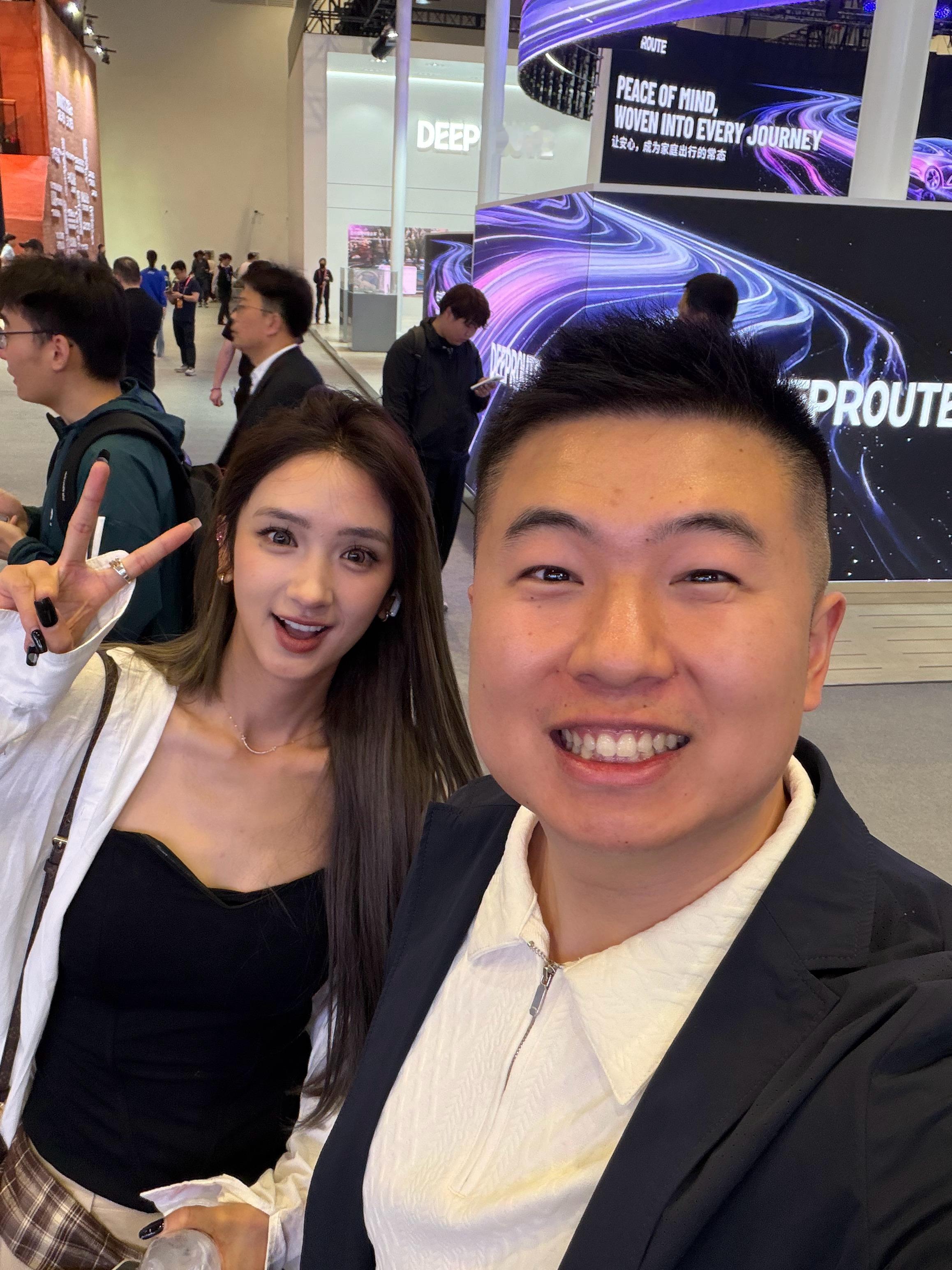 场馆捕捉颜值主播一枚！看到二萌的一瞬间都不困了，开始拍车 北京·中国国际展览中心