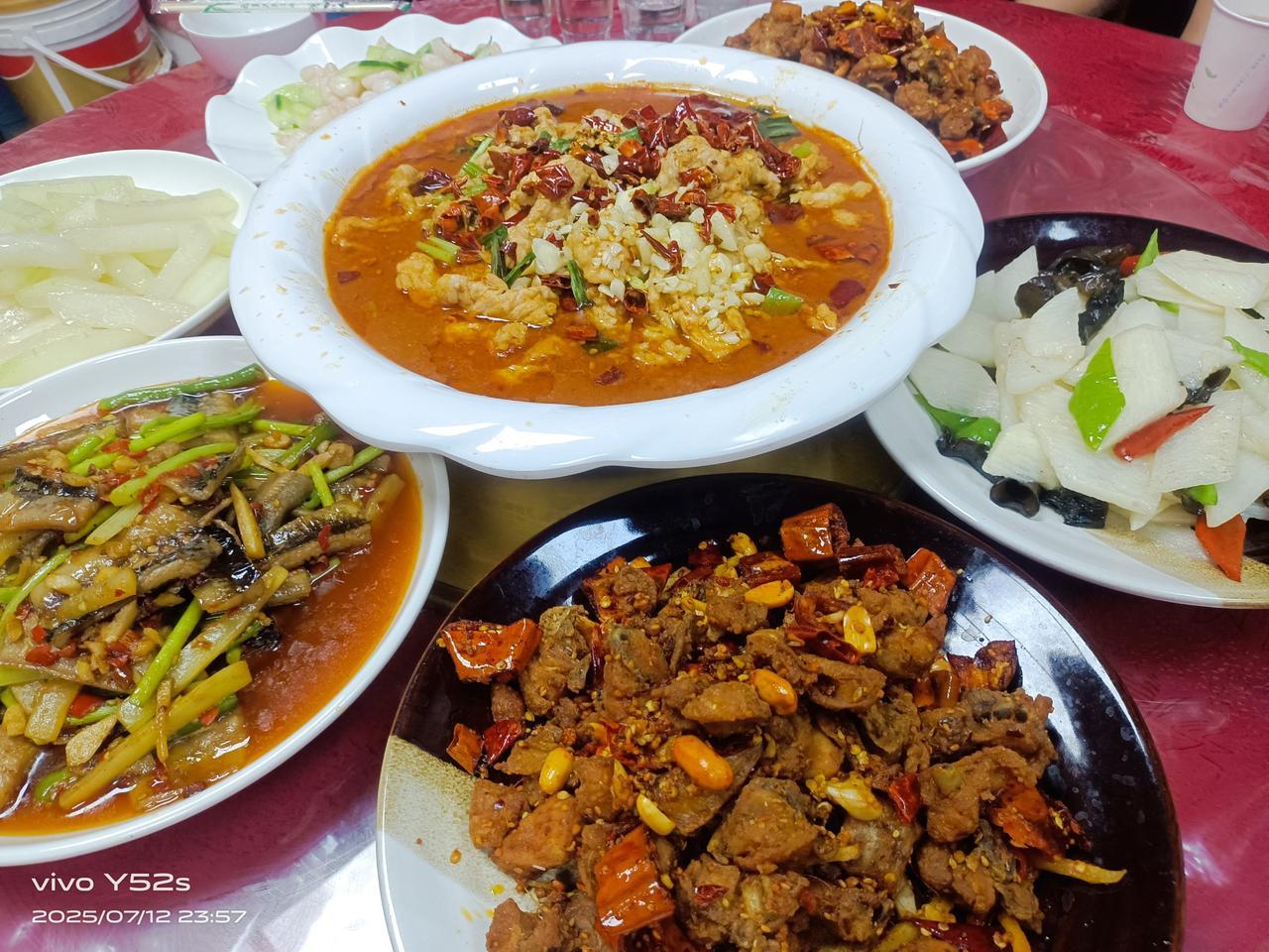 【舌尖漫游指南｜藏在街角的东南亚宝藏小馆】
 
推开雕花木门的瞬间，香茅与椰浆的