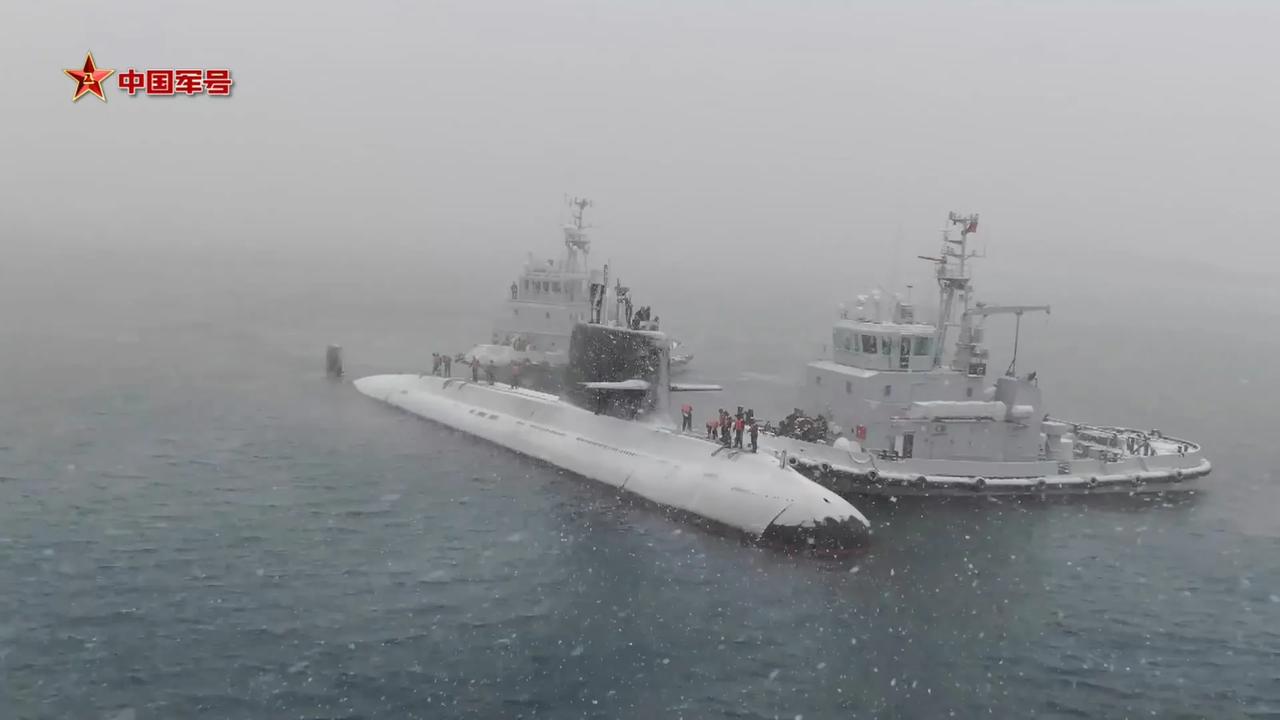 潜艇在风雪中出击。