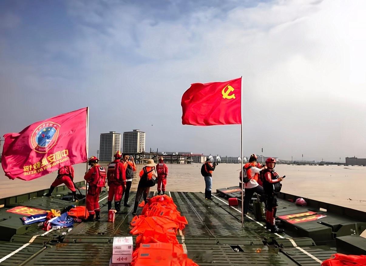 这是中国安能发的。配文：人民在哪，哪里有困难，党旗就插在哪。