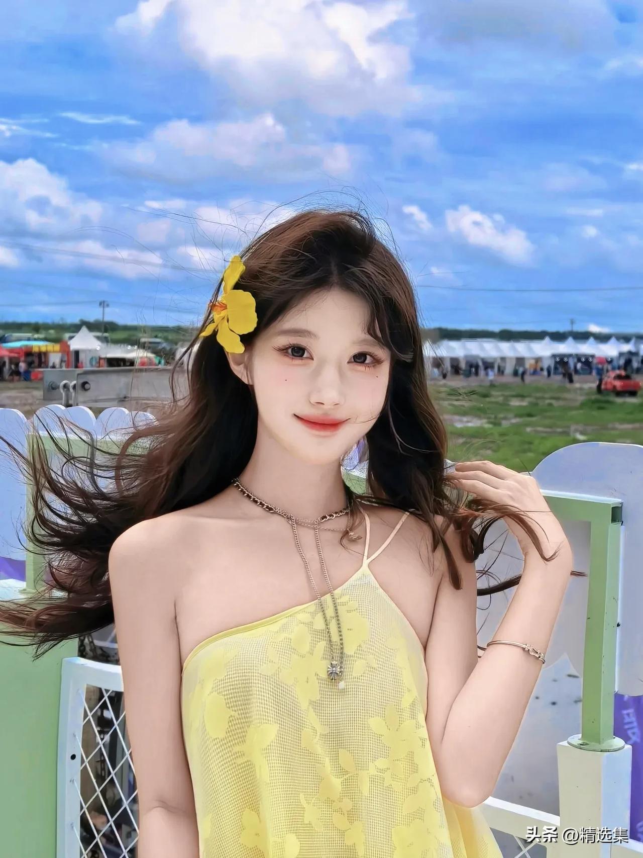 夏日清新少女，黄色花海中漫步