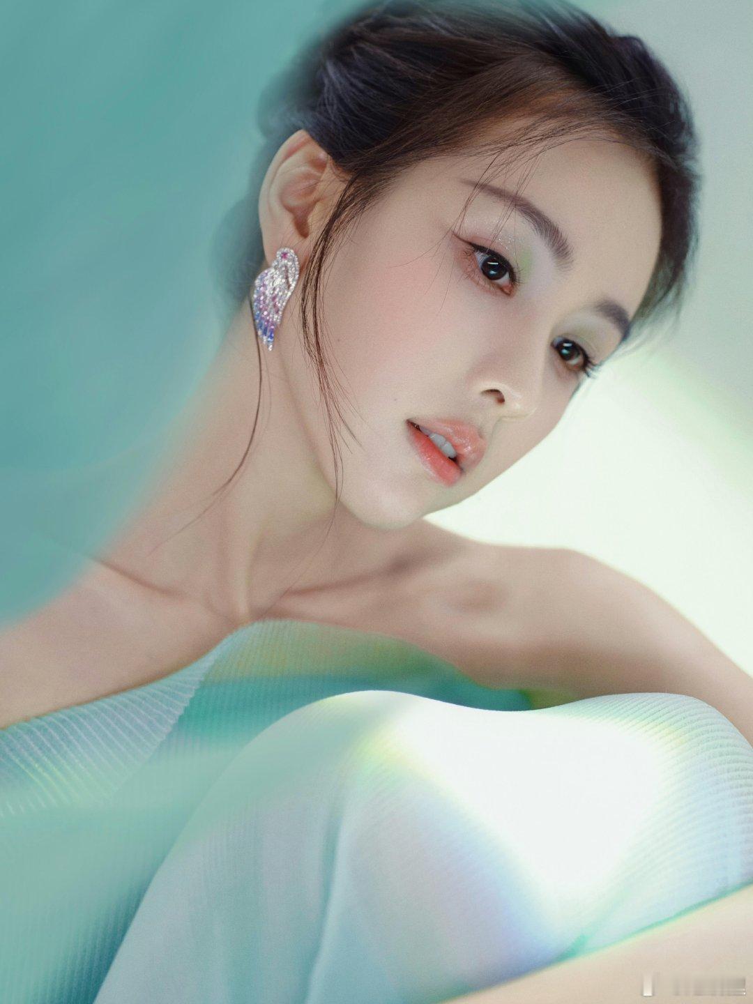 陈都灵今日星光大赏第二套造型出图，看完陈都灵才懂什么叫清绝出尘 