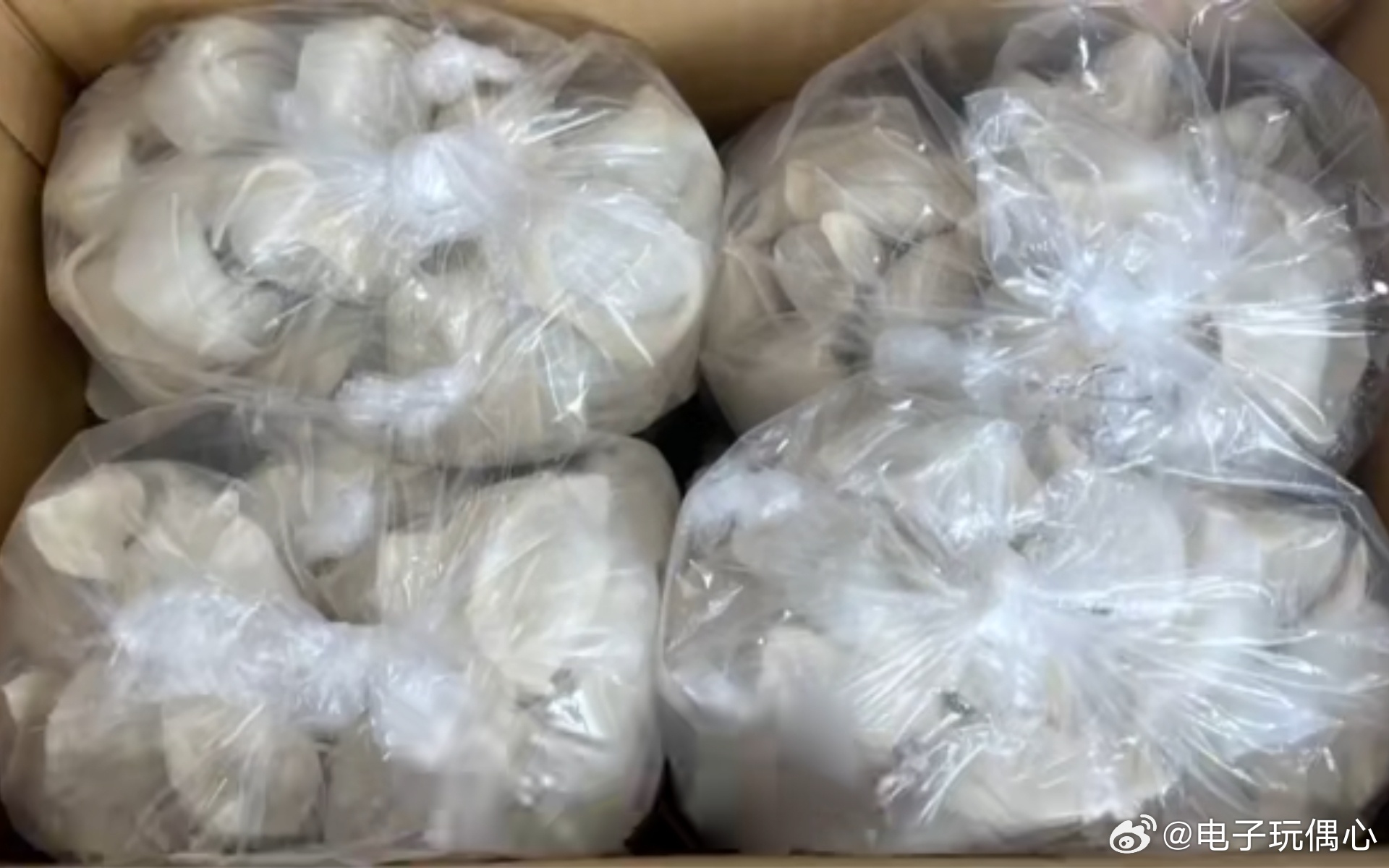 收到妈妈送的饺子，我回复晚上就煮，转头就扔垃圾桶 