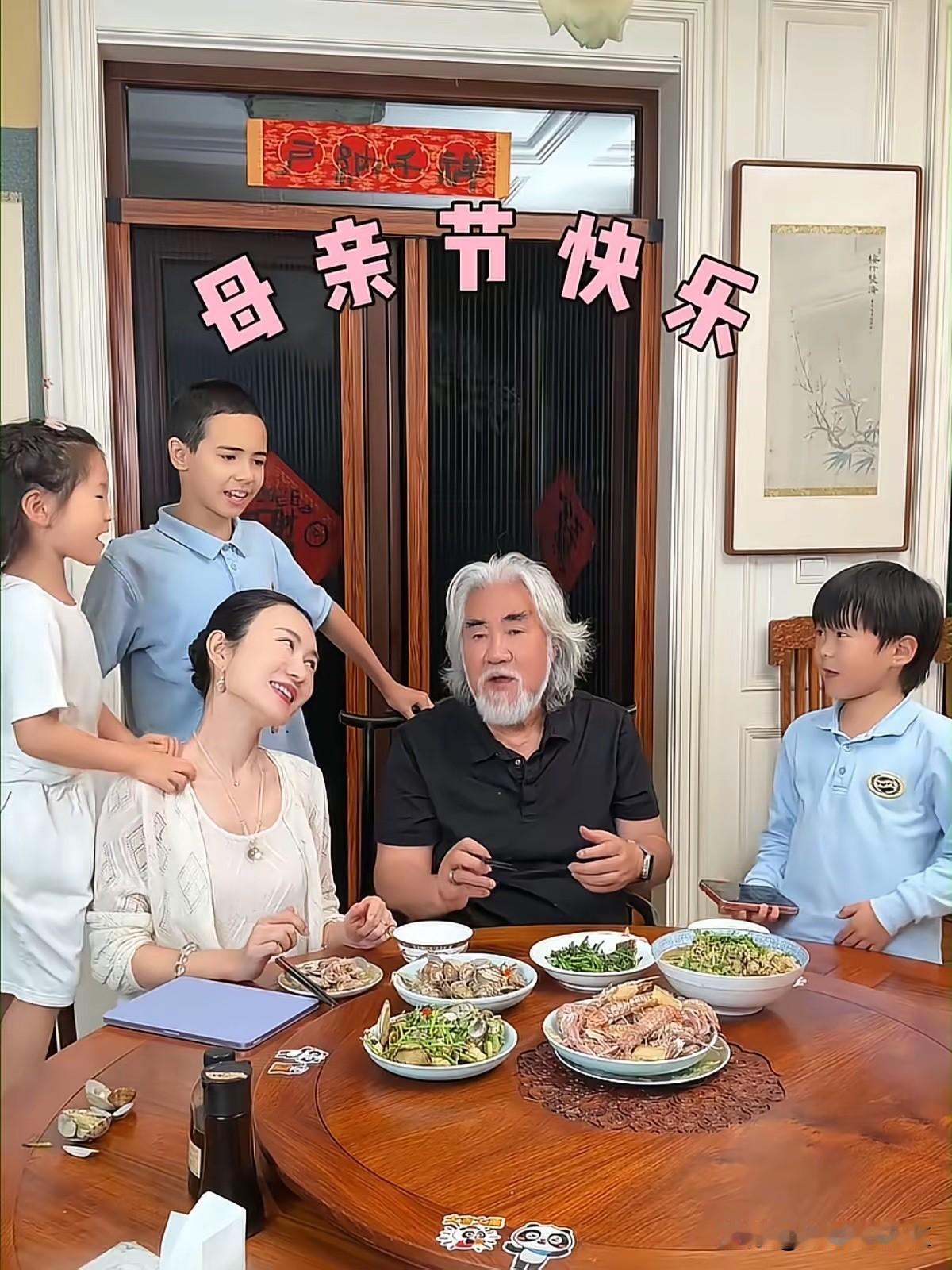 昨天母亲节，张纪中这大导演亲自下厨给4个孩子的母亲做了五个菜，还配文“母亲节快乐