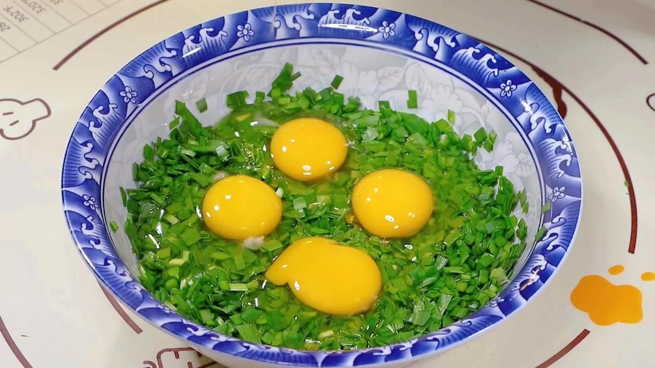 🍳韭菜焖子做法超简单，5分钟就能搞定，营养又下饭，比红烧肉还香！

1️⃣预处