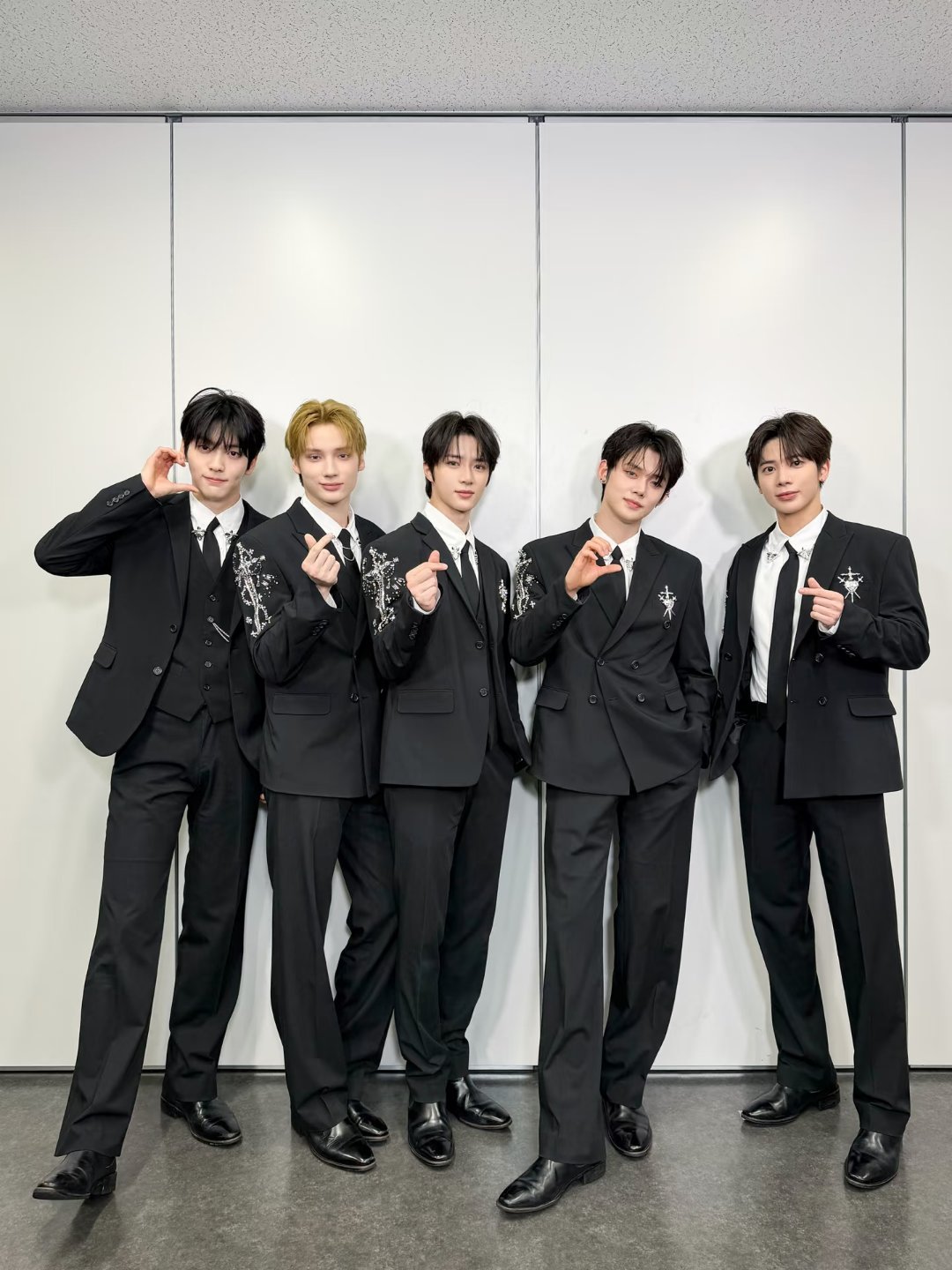 下个月开始，HYBE旗下各厂牌艺人扎堆来：TXT、CORTIS、&TEAM、IL