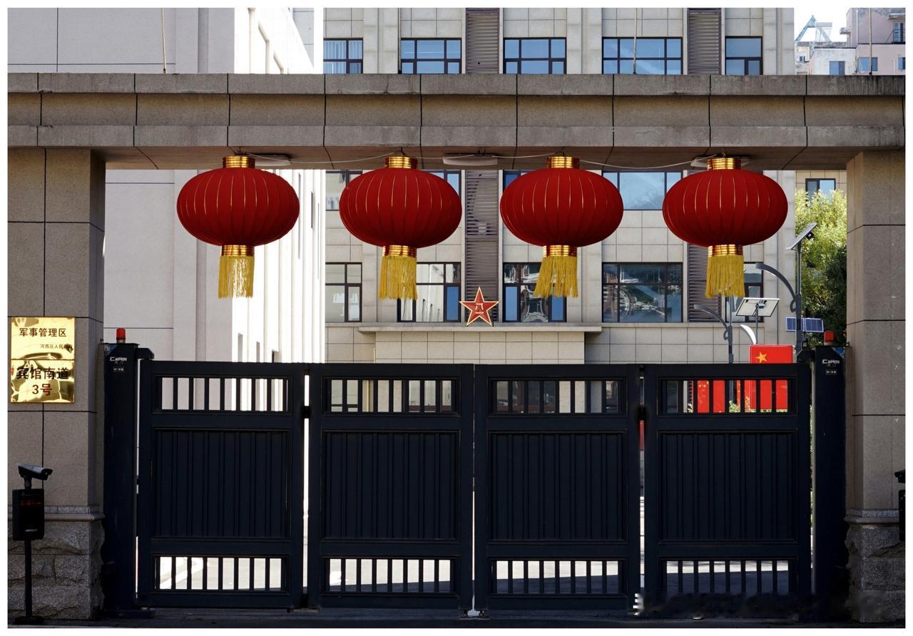 营造节日氛围，大红灯笼高高挂（摄影作品欣赏）
下图是某大院大门上的四个大红灯笼，