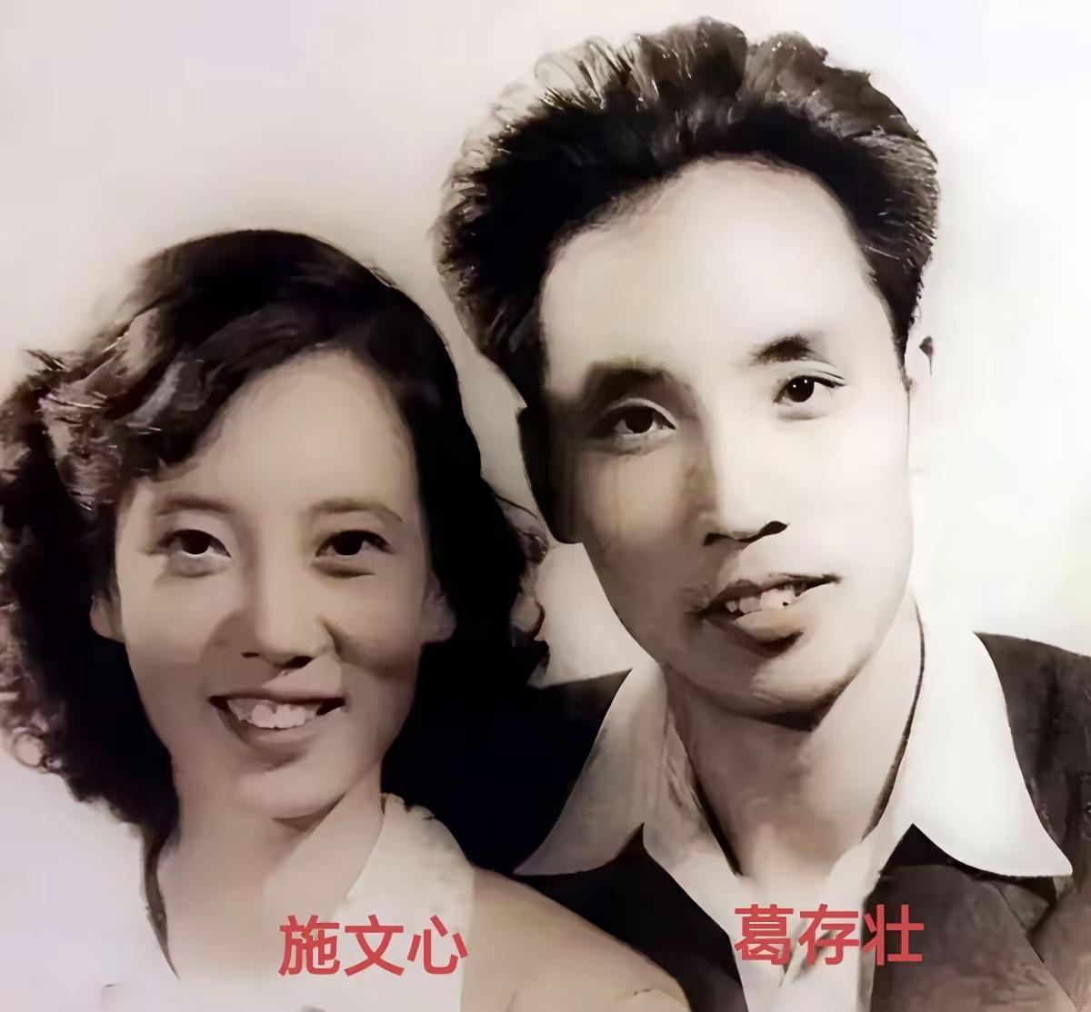 葛存壮夫妇新旧合照对比太戳人！年少相伴青丝相依，岁月催白双鬓依旧不离不弃。携手走