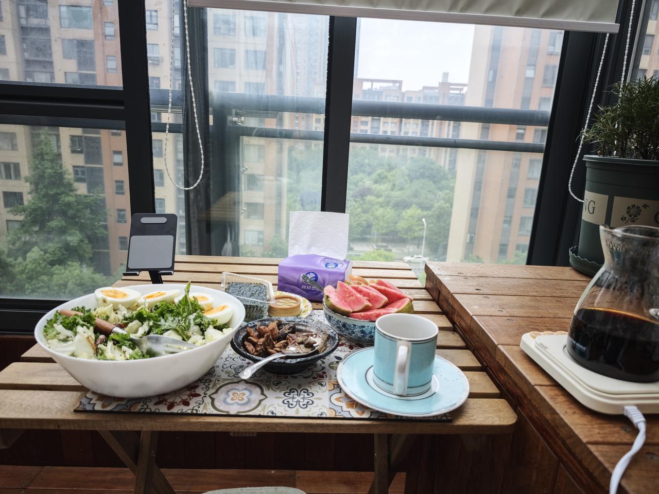 超级营养早餐。
羽衣甘蓝+水果卷心菜+红萝卜+牛油果+花腰豆+火麻仁+奇亚籽+罗
