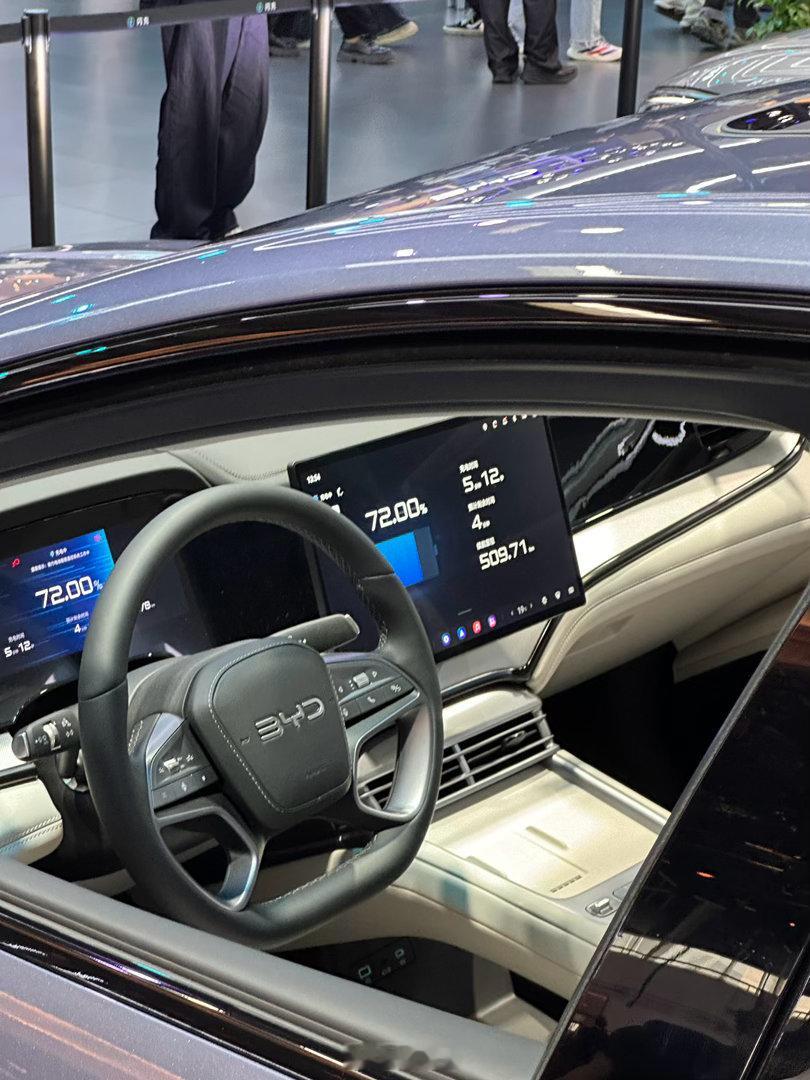 比亚迪真是实力够硬，直接在车展现场能展现闪充有多快，我看在场那些老外都看呆了，一