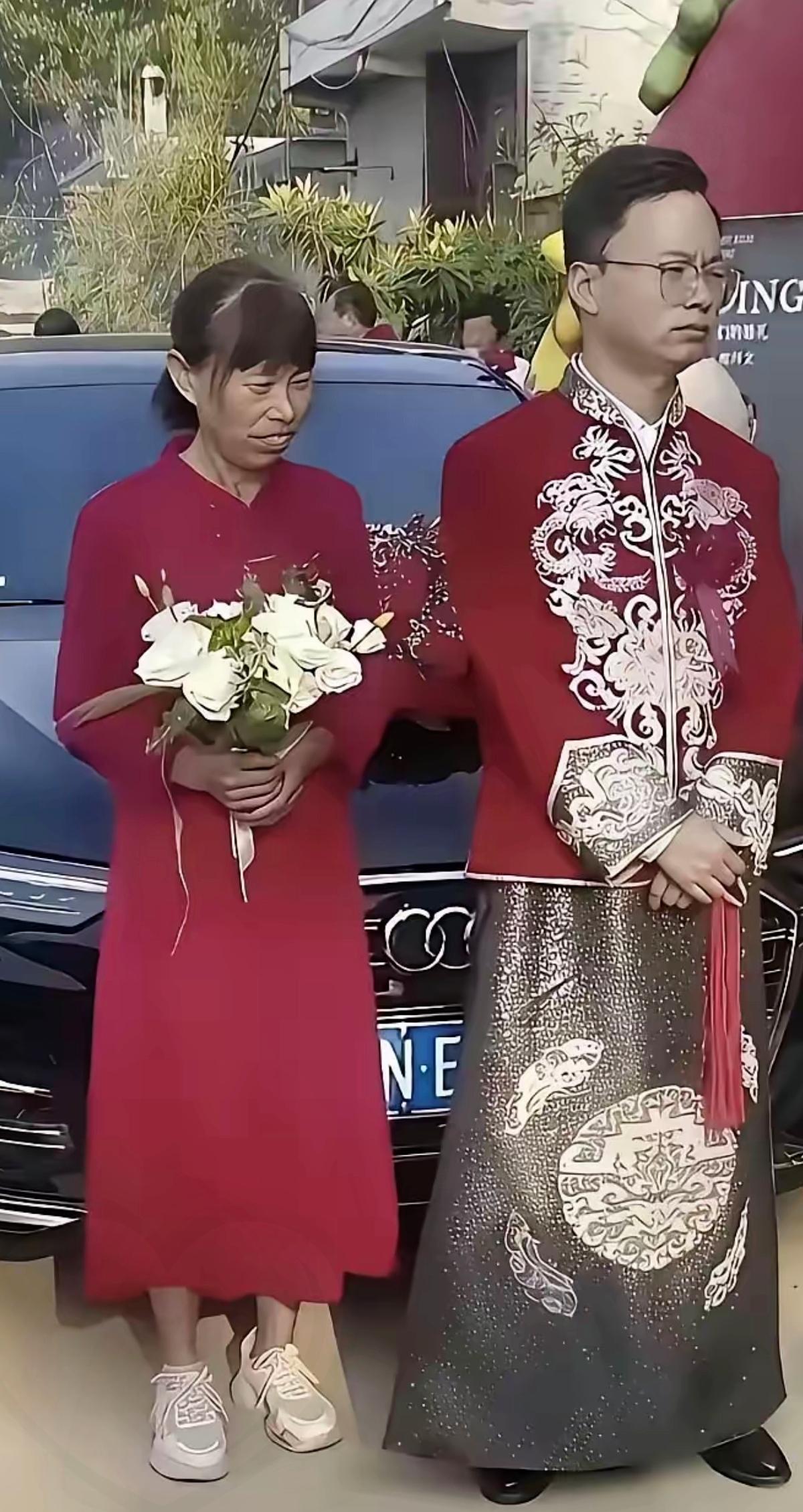 农村小伙因家穷娶大妈，无彩礼婚姻背后的现实太扎心了！
 
        别再吐