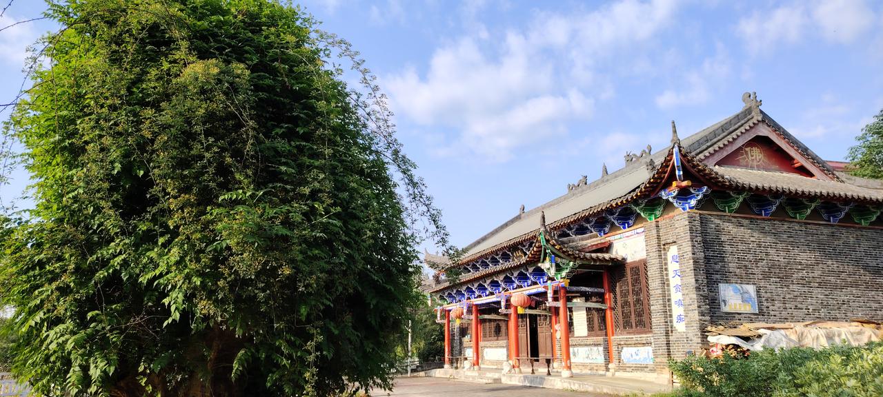暮春的清晨，蓝天白云下，
城固北郊外静谧的莲花寺。