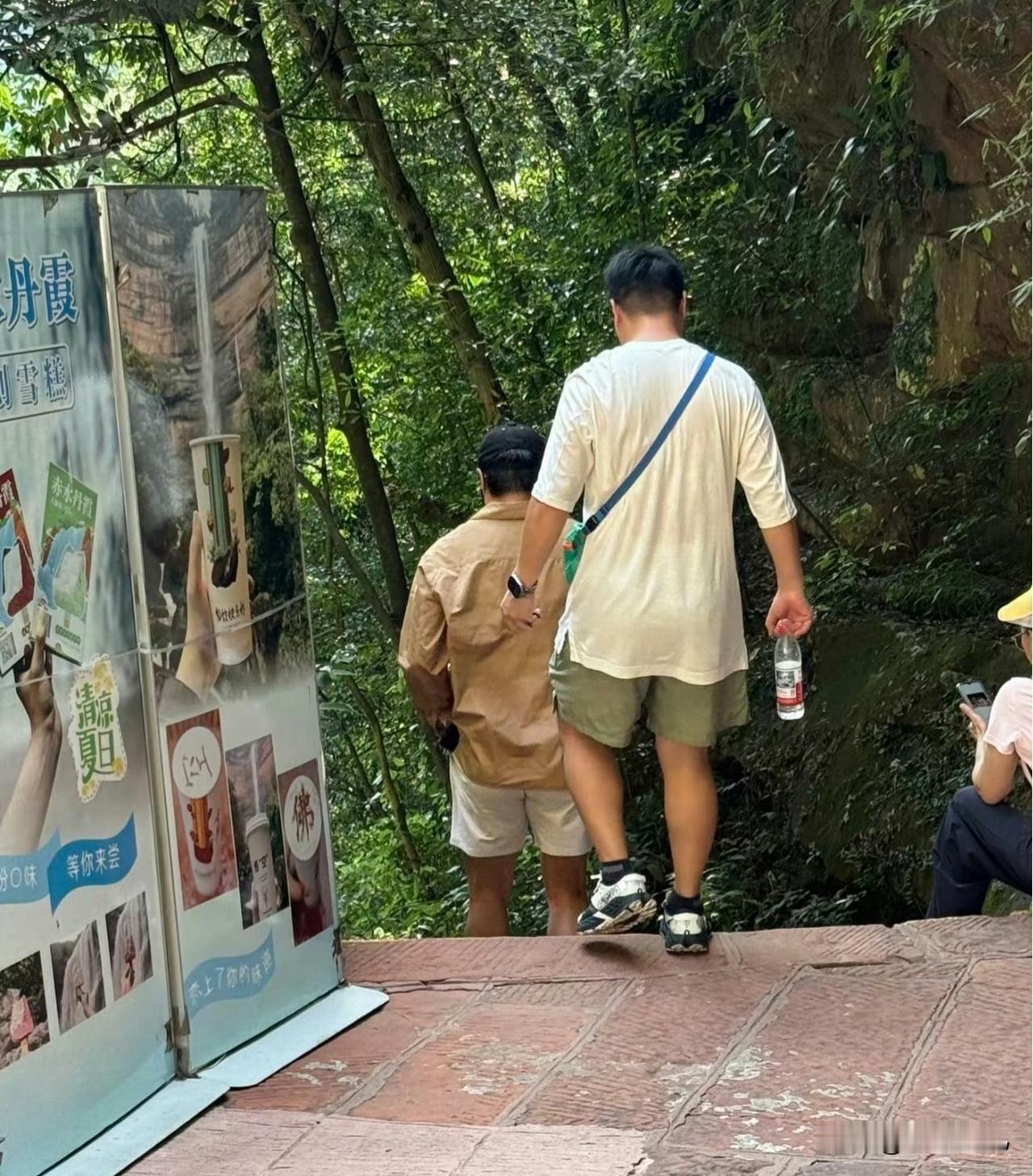 陈思诚现身贵州女友家乡


陈思诚的女友阮巨是贵州人，阮巨之前和一个男生在一起，