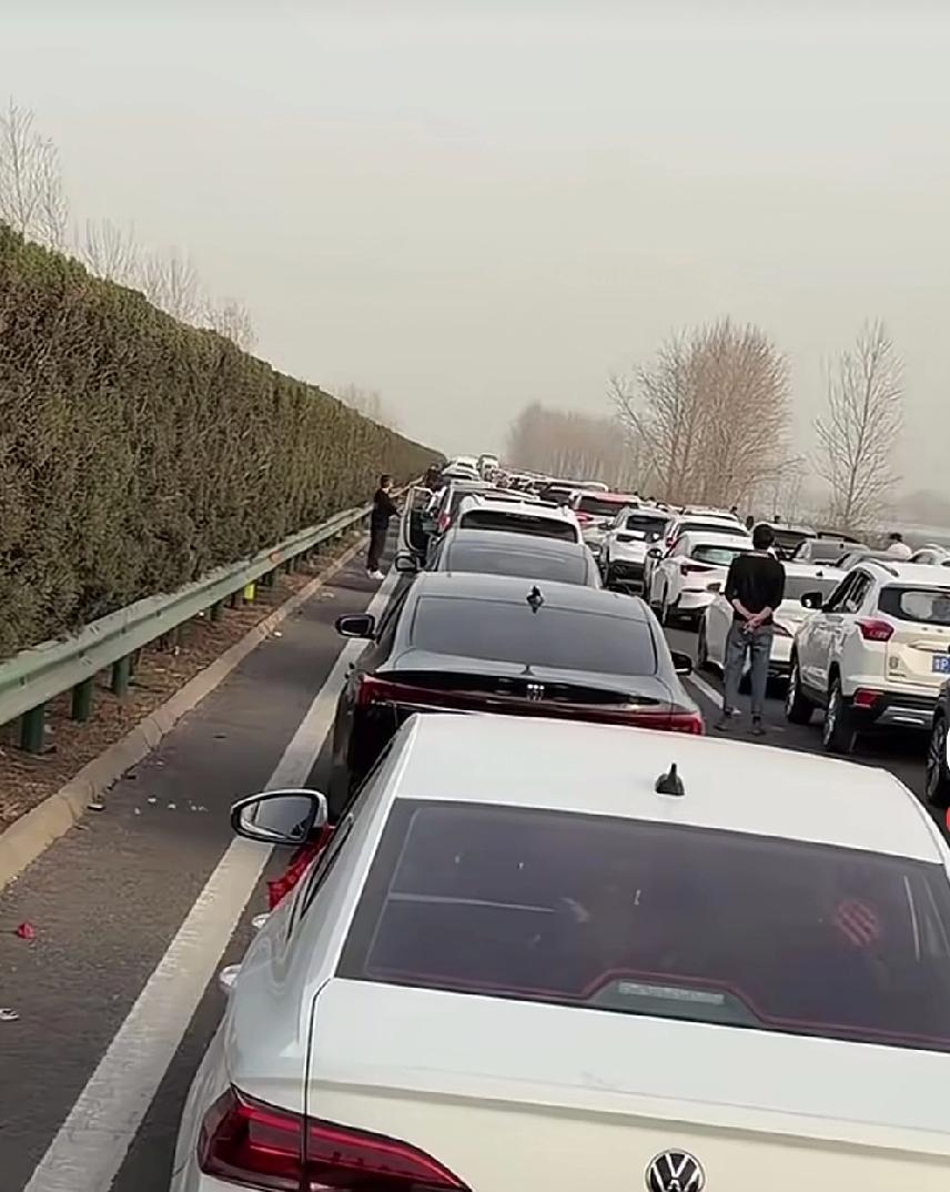 今年春节假期结束了，昨天返城那叫一个“堵”，绵延几公里，一动不动的，许多人下车了