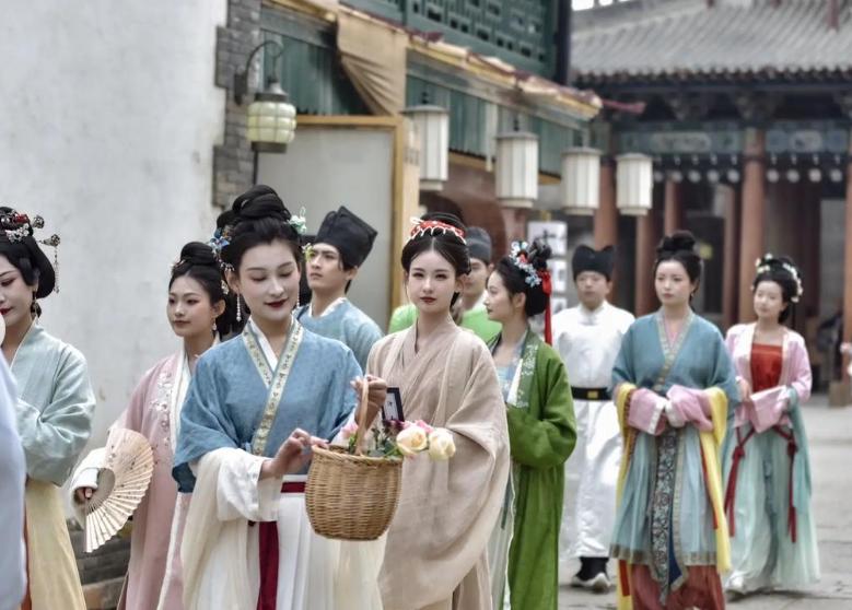 “古风美女”也不值钱了，以前去洛阳、西安或者杭州景区，请一个汉服跟拍模特或者当全