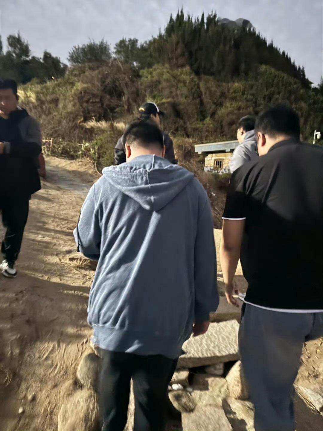 陈思诚探班刘昊然，全组奶茶安排上！