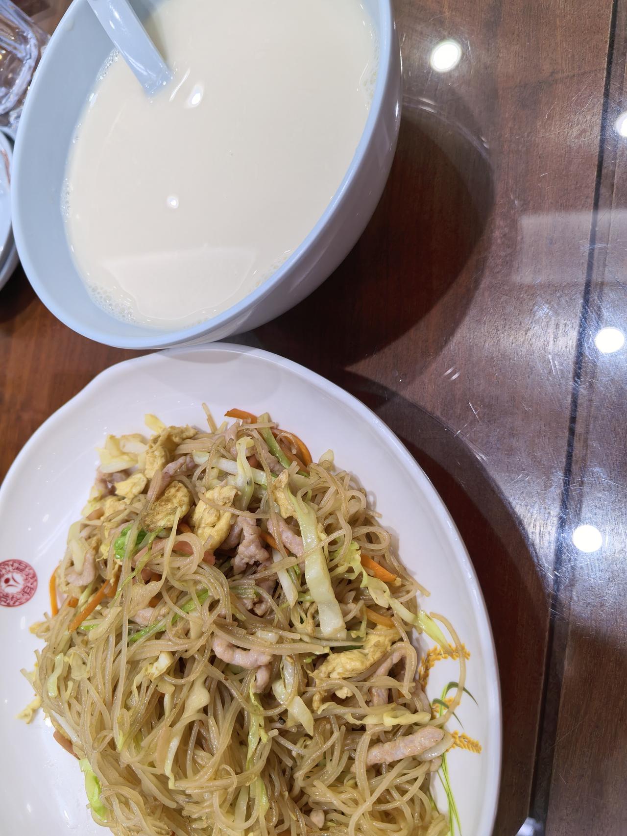 别说三丝炒米粉吃着还是不错的，虽说永和的贵点，但是好吃啊。