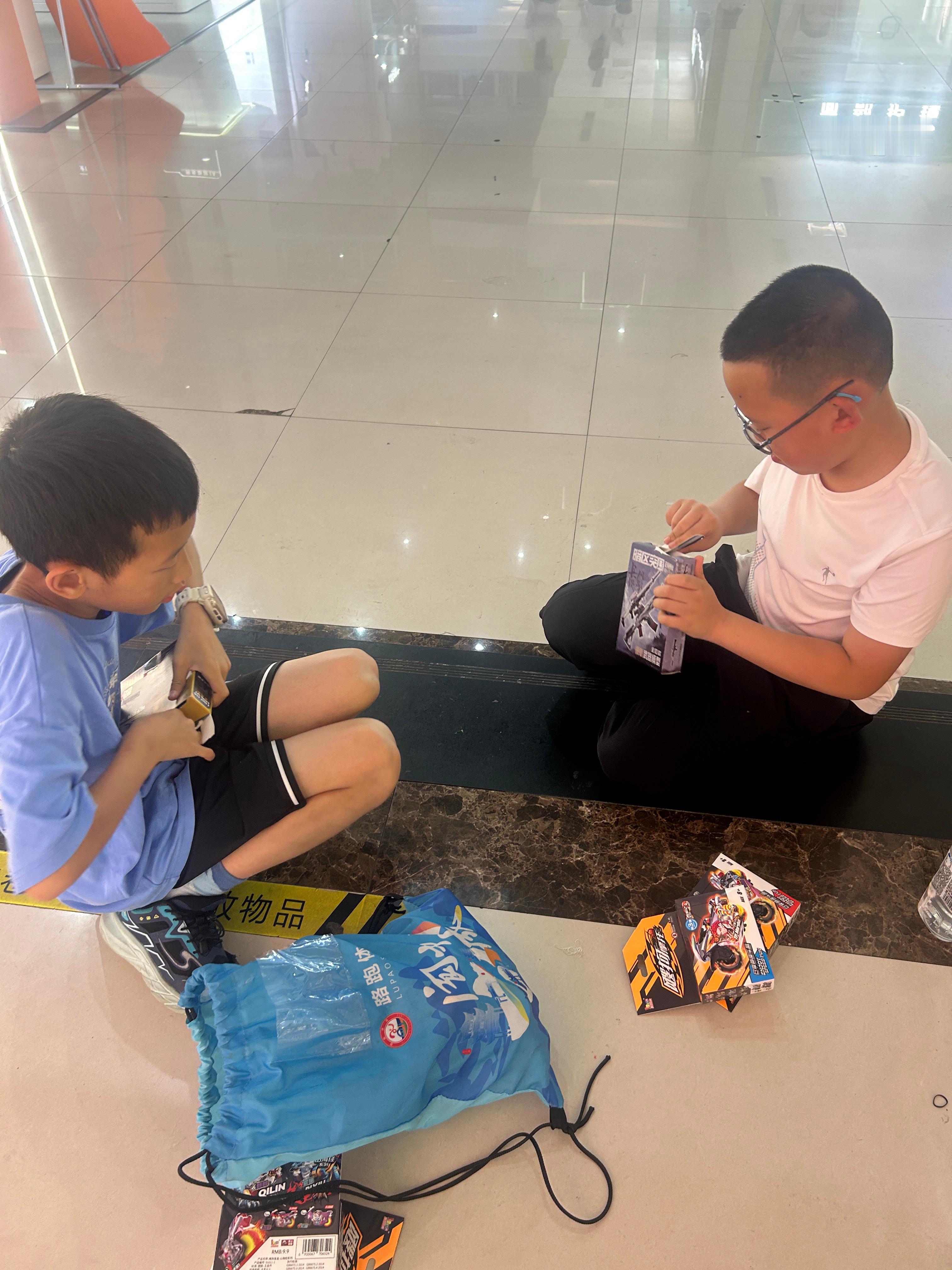 我本来很不理解他们这么大还要买这些玩直到他们拆的时候后面来了四五个围观的还有个小