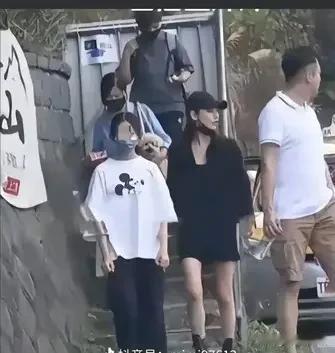 汪小菲夫妇带女儿小玥儿
爬山祈福，
一家三口有说有笑，
汪小菲带孩子出去应该也是