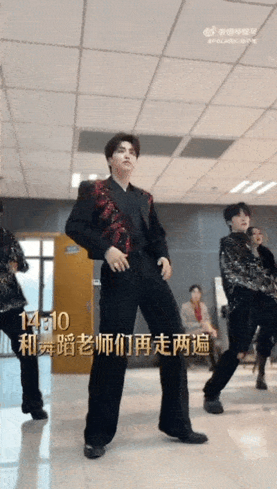 邵子恒在十个勤天有自己的人脉 邵子恒现身金曲Z盛典，和何浩楠同框自拍，还特意报备