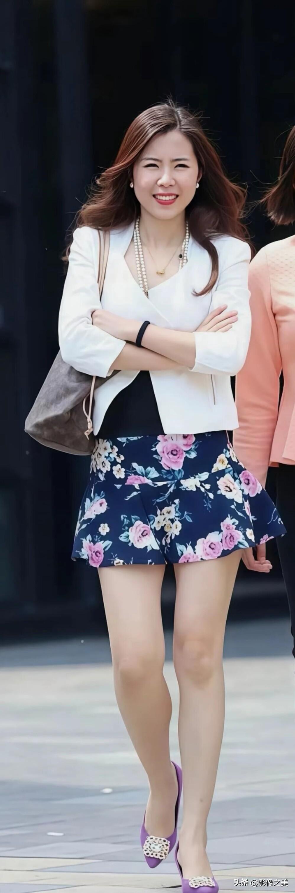 白色小西装干练利落，藏青碎花裙裤浪漫减龄，珍珠项链+紫色高跟鞋点缀，优雅又显活力